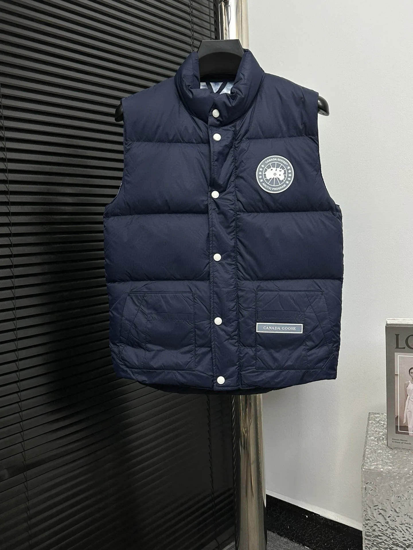 P480 [Canadagoose] Canada Goose White Label Glacier Down Vest Canada Goose's new "Northern Lights Series" down vest Canada Goose's new "Northern Lights" Northern Lights White Label down vest is now available! The light and layered colors give people the feeling of being trapped in the mist around icebergs and glaciers. It can be said to be very dreamy! Original YKK zipper, Size:XS-XXL
